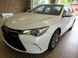 Used 2017 Toyota Camry SE image 1