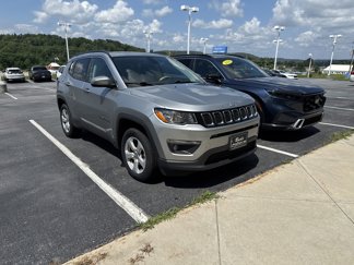 Used 2017 Jeep Compass Latitude w/ Popular Equipment Group image 1