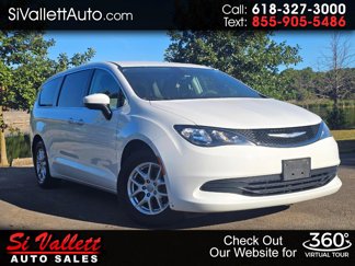 Used 2017 Chrysler Pacifica Touring image 1