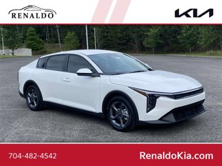 New 2025 Kia K4 LXS image 1