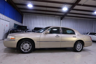 Used 2010 Lincoln Town Car Signature Limited image 1