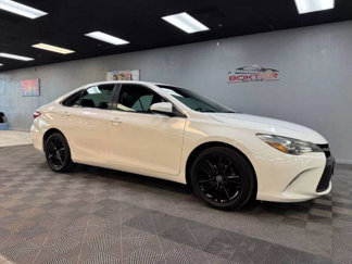 Used 2015 Toyota Camry SE image 1