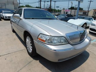 Used 2005 Lincoln Town Car Signature Limited image 1