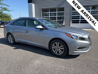 Used 2016 Hyundai Sonata SE image 1