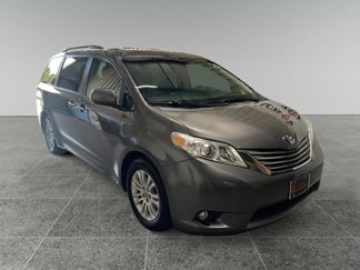 Used 2015 Toyota Sienna XLE image 1