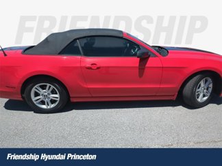 Used 2013 Ford Mustang Convertible image 1