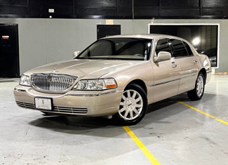 Used 2011 Lincoln Town Car Signature L image 1