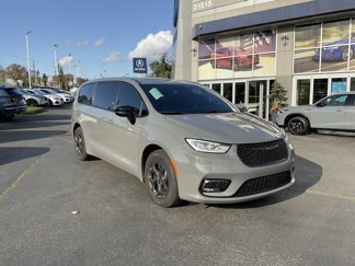 Used 2023 Chrysler Pacifica Limited w/ Uconnect Theater Family Group image 1