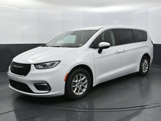 Used 2023 Chrysler Pacifica Touring-L image 1