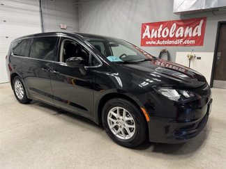Used 2022 Chrysler Voyager LX image 1