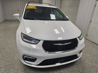 Used 2022 Chrysler Pacifica Touring-L image 1