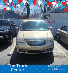 Used 2014 Chrysler Town & Country Touring image 1