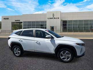 Used 2023 Hyundai Tucson SE image 1