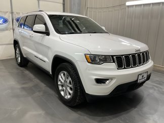 Used 2021 Jeep Grand Cherokee Laredo image 1