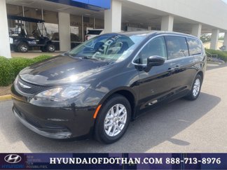 Used 2022 Chrysler Voyager LX image 1