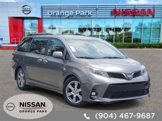 Used 2018 Toyota Sienna SE image 1