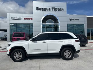 Used 2023 Jeep Grand Cherokee Laredo image 1