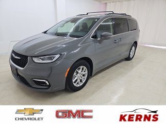 Used 2022 Chrysler Pacifica Touring-L image 1