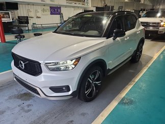 Used 2021 Volvo XC40 T5 R-Design image 1