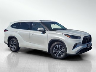 Used 2022 Toyota Highlander XLE image 1