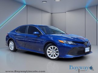 Used 2018 Toyota Camry LE image 1