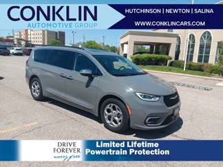 Used 2023 Chrysler Pacifica Limited image 1