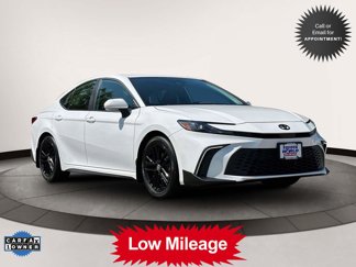 Used 2025 Toyota Camry SE image 1