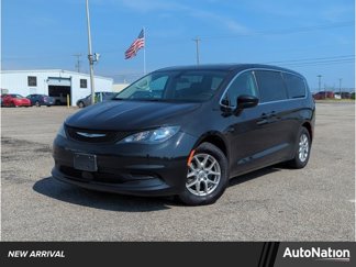 Used 2022 Chrysler Voyager LX image 1
