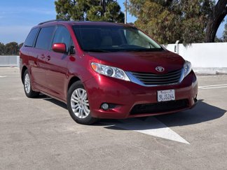 Used 2014 Toyota Sienna XLE image 1