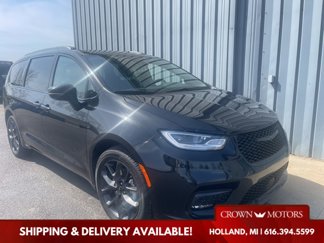 Used 2021 Chrysler Pacifica Limited w/ Uconnect Theater Family Group image 1