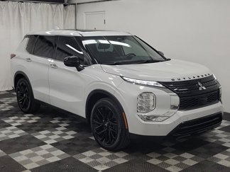 Used 2022 Mitsubishi Outlander SE image 1