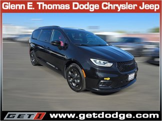 Certified 2021 Chrysler Pacifica Limited w/ Uconnect Theater Family Group image 1