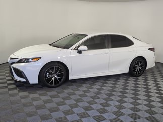 Used 2023 Toyota Camry SE image 1