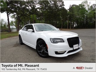 Used 2022 Chrysler 300 Touring L image 1