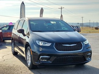 New 2025 Chrysler Pacifica Select image 1