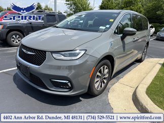 Used 2023 Chrysler Pacifica Touring-L image 1