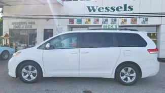 Used 2011 Toyota Sienna LE image 1