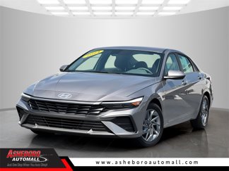 Used 2024 Hyundai Elantra SEL image 1