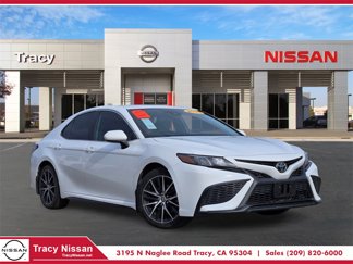 Used 2021 Toyota Camry SE image 1