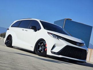 Used 2021 Toyota Sienna XSE image 1