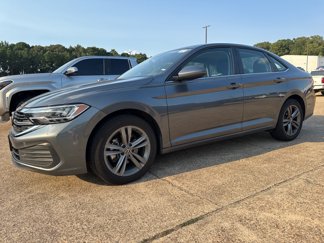 Used 2024 Volkswagen Jetta SE image 1