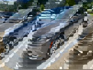 Used 2015 Chrysler 200 Limited image 1