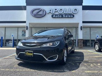 Used 2018 Chrysler Pacifica Touring-L w/ Advanced Safetytec Group image 1
