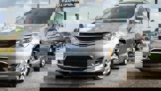 Used 2017 Chrysler Pacifica Touring-L w/ Tire & Wheel Group image 1