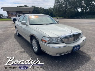 Used 2005 Lincoln Town Car Signature image 1