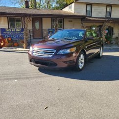 Used 2010 Ford Taurus SEL image 1