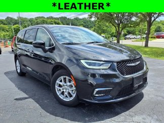 Used 2023 Chrysler Pacifica Touring-L image 1