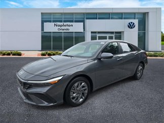 Used 2024 Hyundai Elantra SEL image 1