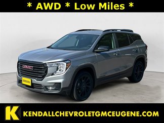 Used 2024 GMC Terrain SLE w/ Driver Convenience Package image 1