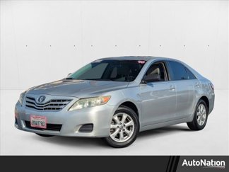 Used 2010 Toyota Camry LE image 1